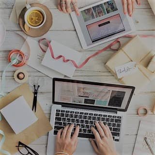 Fournitures de bureau posées sur une table en bois